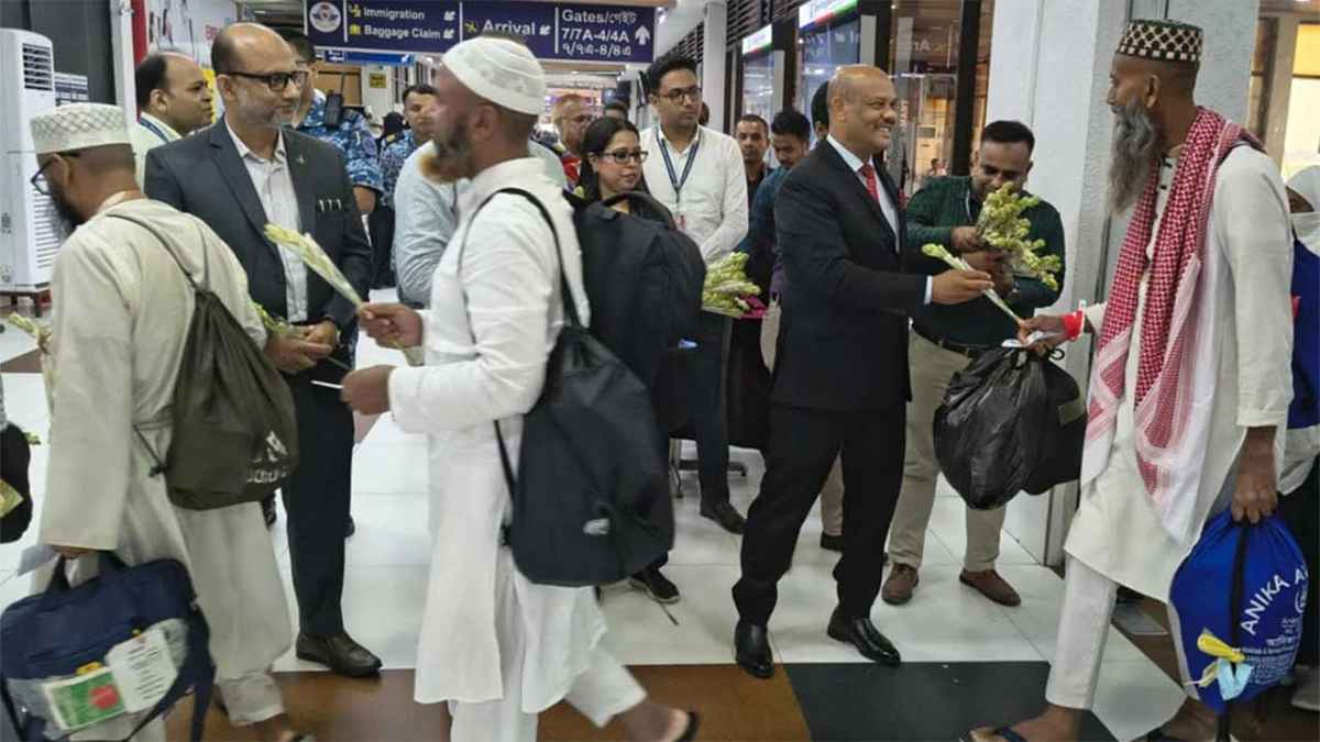 বিমানবন্দরে হাজিদের ফুল দিয়ে বরণ করে নেওয়া হয়। ছবি- সংগৃহীত