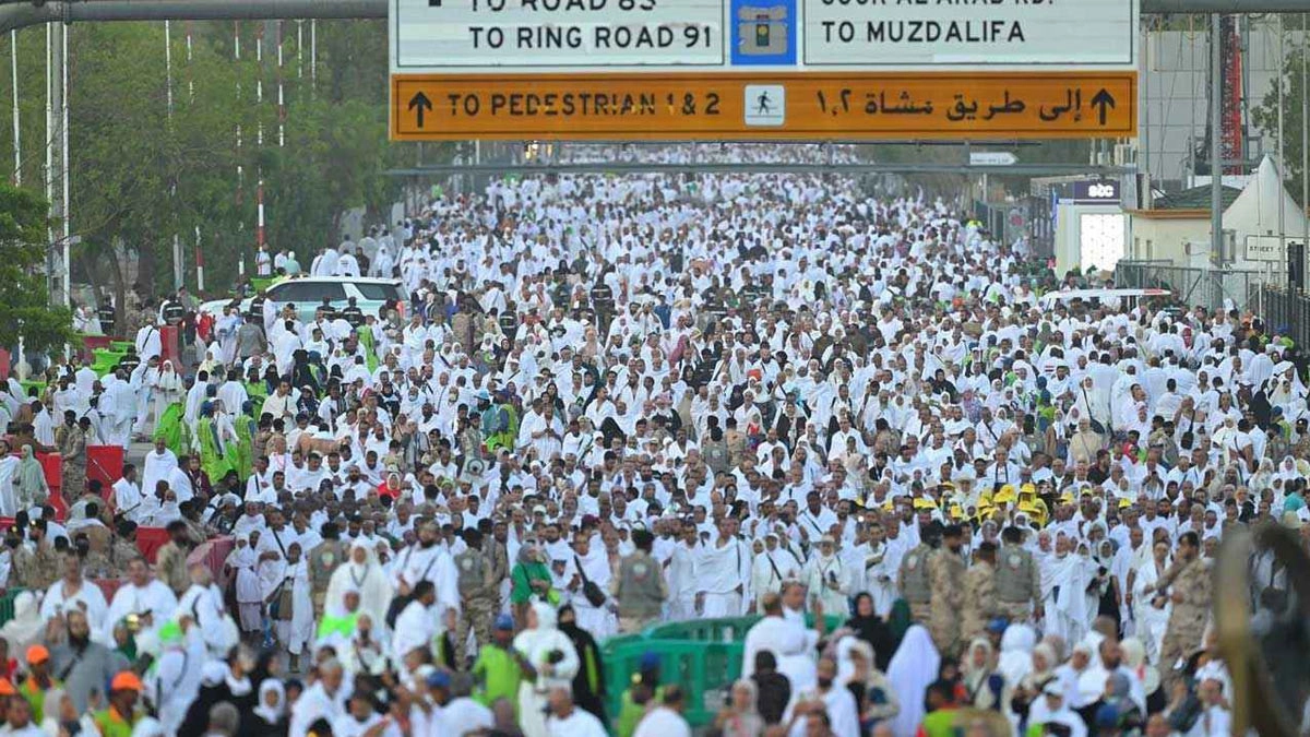 মুজদালিফার পথে লাখ লাখ হাজি।   ছবি- সংগৃহীত