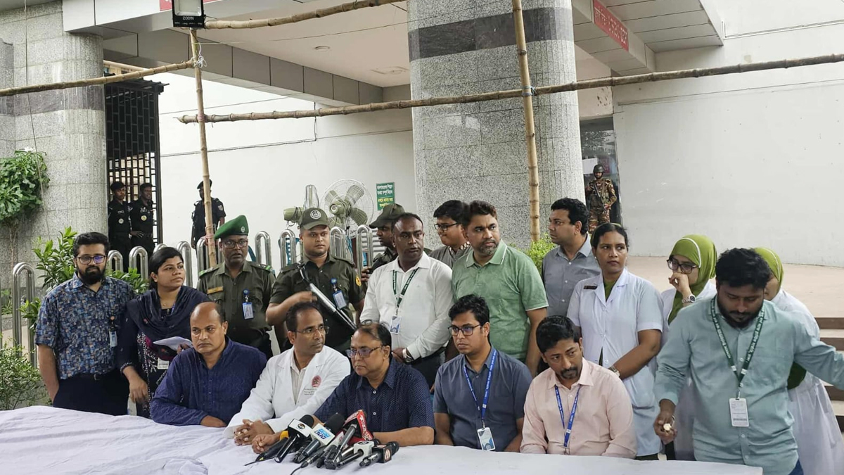 সংবাদ সম্মেলনে কথা বলছেন বার্নের ভারপ্রাপ্ত পরিচালক অধ্যাপক ডা. নাসির উদ্দীন। ছবি- রূপালী বাংলাদেশ