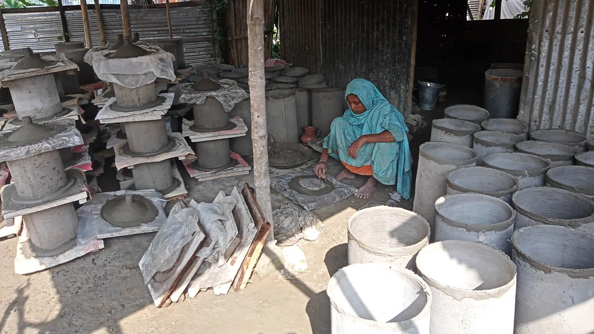 হবিগঞ্জের মাধবপুরে ফিল্টার কারখানায় ব্যস্ত এক নারী শ্রমিক।  ছবি- রূপালী বাংলাদেশ