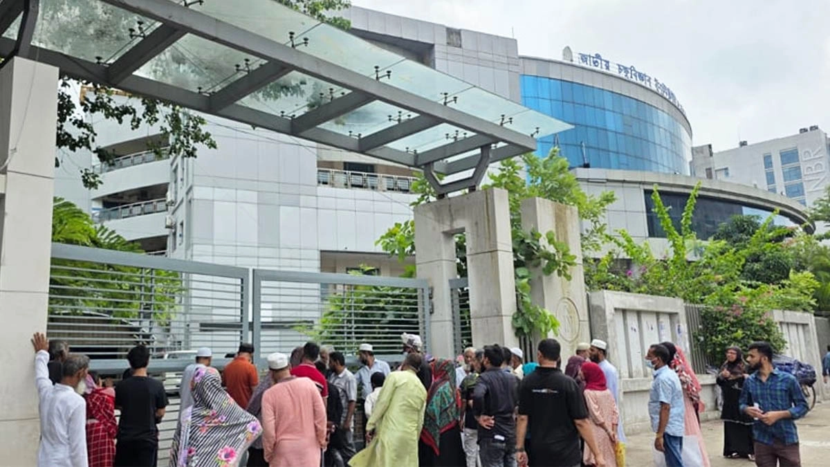 চক্ষুবিজ্ঞান হাসপাতালের সামনে সেবা নিতে আসা রোগীদের ভিড়।       ছবি- সংগৃহীত