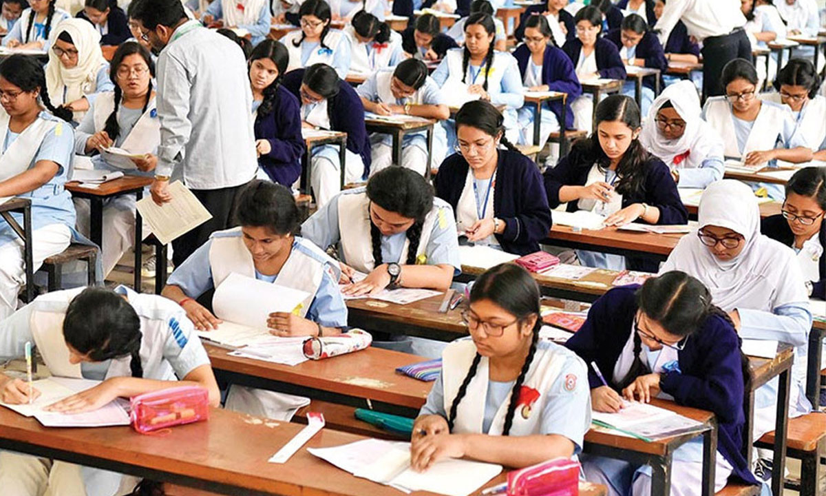 আগামী ২৪ জুলাইয়ের এইচএসসি পরীক্ষাও স্থগিত করা হয়েছে। ছবি: সংগৃহীত