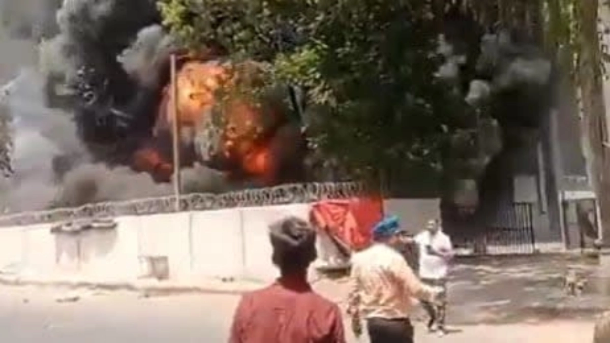 ভারতের বিধ্বস্ত বিমান থেকে বেচে যাওয়া বিষ্ণুর বেরিয়ে আসার মুহূর্ত