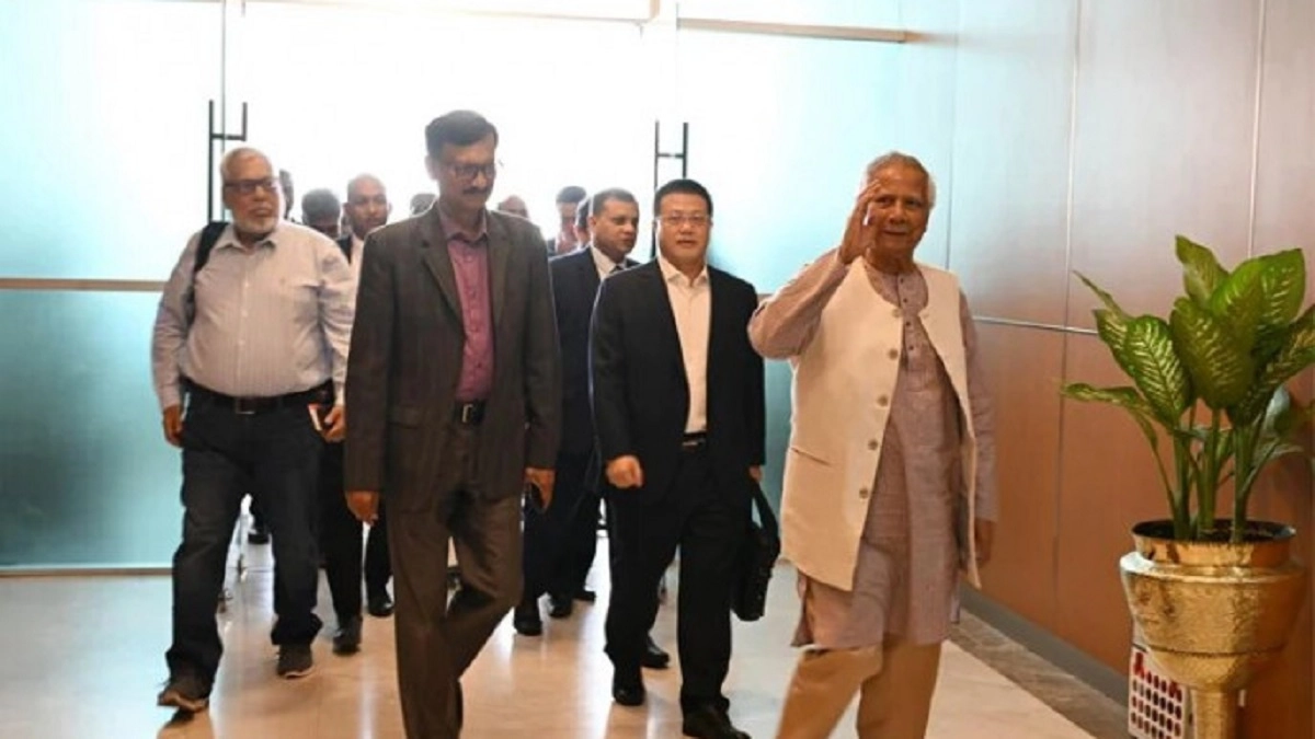 নিজের ব্যাগ নিজেই সামলাচ্ছেন ৫ মন্ত্রণালয় সামলানো উপদেষ্টা