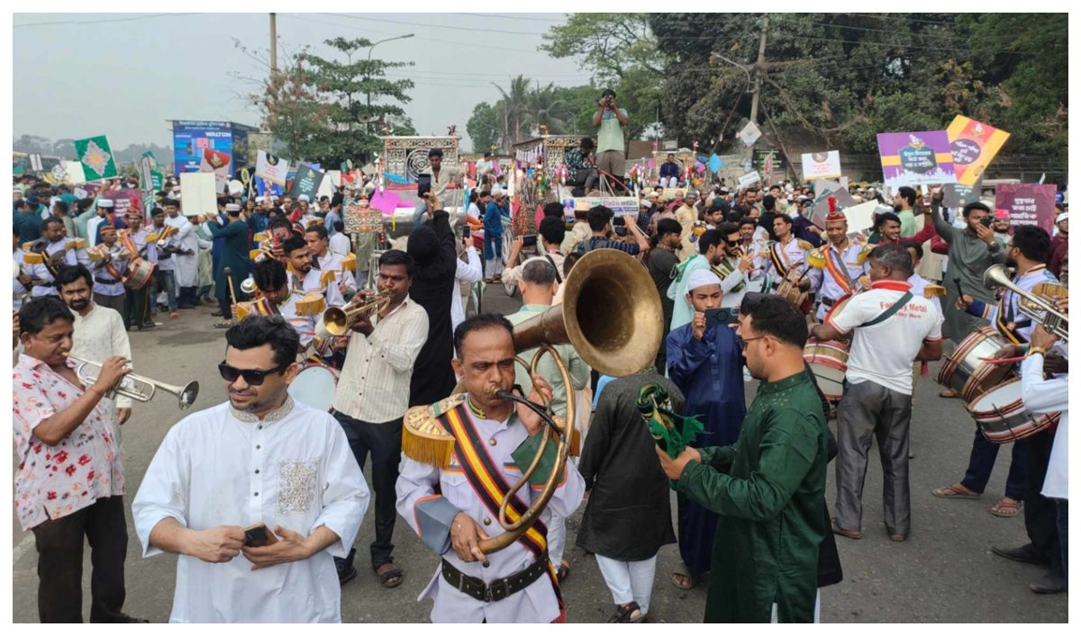 রাজধানীতে মোঘল কায়দায় ঈদ আনন্দ মিছিল