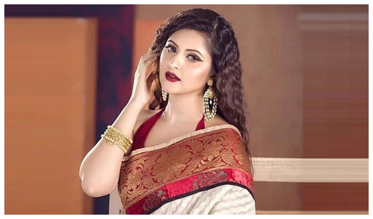 মধ্যরাতে লাইভে পরীমণি
