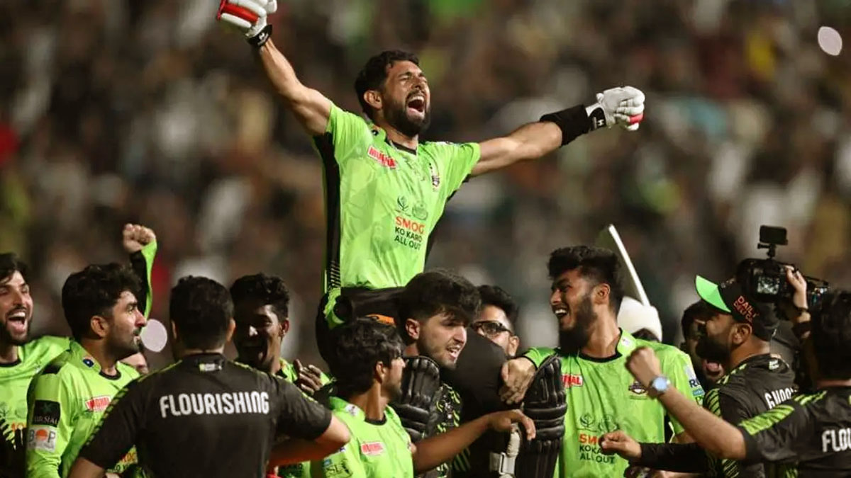 জয়ের নায়ক রাজাকে ঘিরে লাহোরের খেলোয়াড়েরা।  ছবি- সংগৃহীত