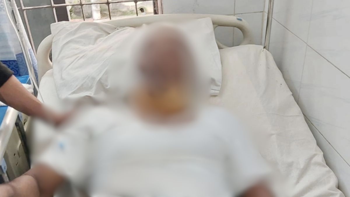চাঁদপুরে চাপাতি দিয়ে কোপানো আহত ইমাম হাসপাতালে চিকিৎসাধীন। ছবি- রূপালী বাংলাদেশ