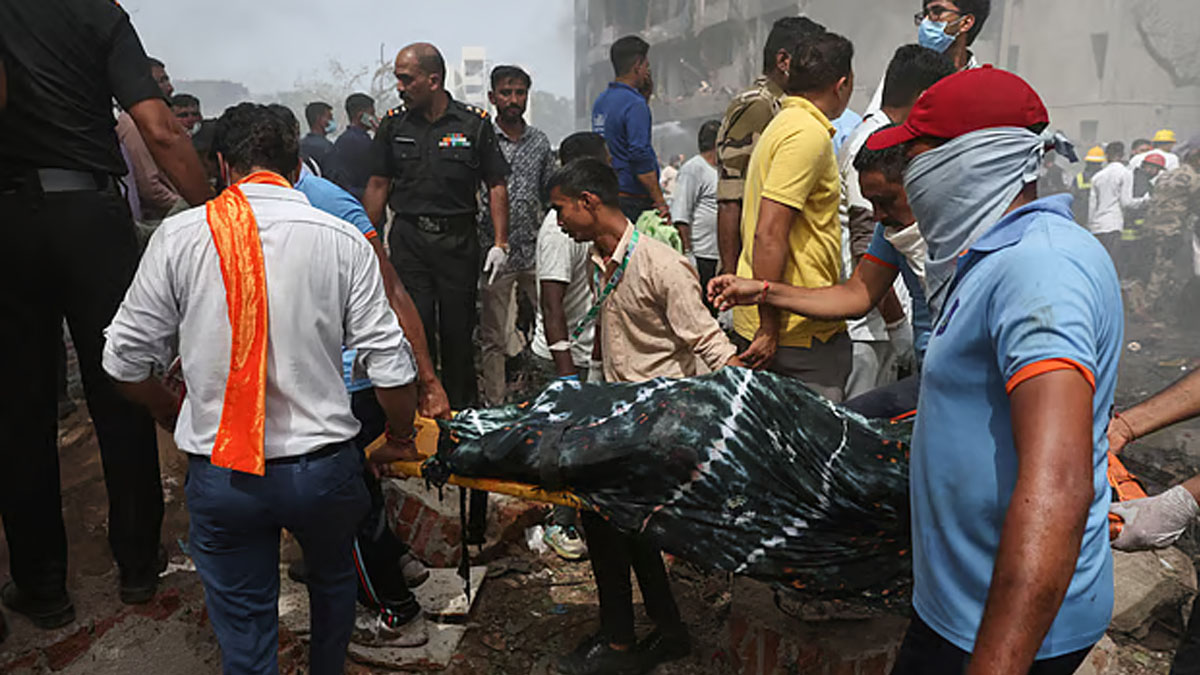 বিমান বিধ্বস্তের ঘটনায় আহত একজনকে উদ্ধার করে নিয়ে যাওয়া হচ্ছে।  ছবি- সংগৃহীত