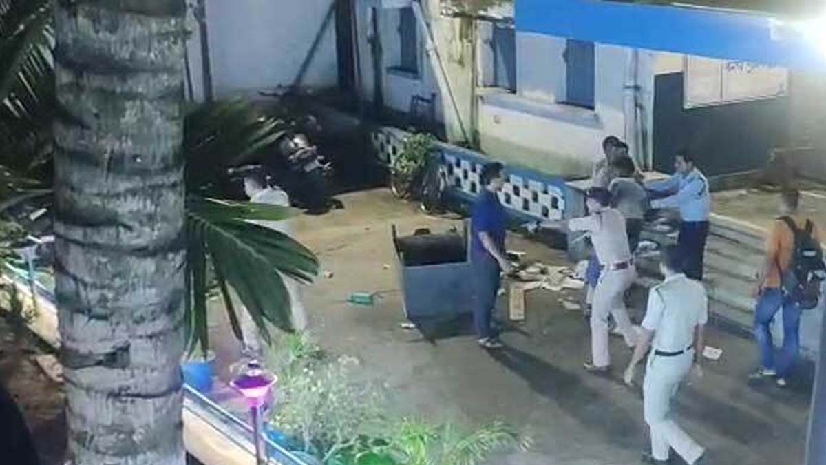 অভিযুক্তকে গ্রেপ্তার করেছে পুলিশ। ছবি: সংগৃহীত