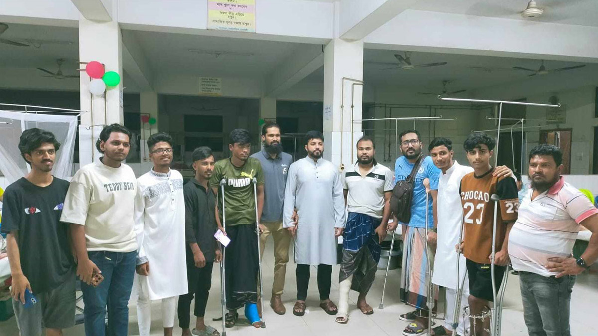 আহতদের সঙ্গে নিটোর পরিদর্শনে বিএনপি নেতা ইশরাক হোসেন। ছবি- সংগৃহীত