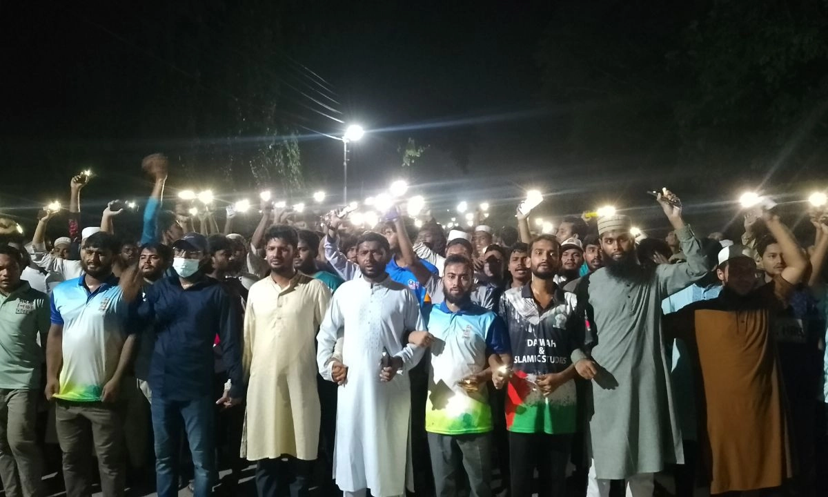 ইসলামী বিশ্ববিদ্যালয় ছাত্রশিবিরের প্রতিবাদী টর্চলাইট মিছিল। ছবি- রূপালী বাংলাদেশ