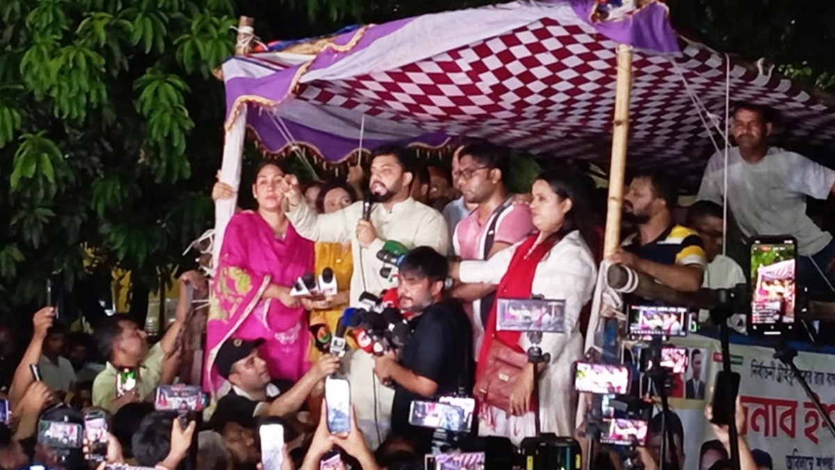 দুই উপদেষ্টার পদত্যাগ চাইলেন ইশরাক
