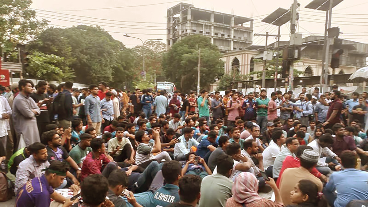 জবি শিক্ষক-শিক্ষার্থীরা অনড়, এখনো ছাড়েননি কাকরাইল