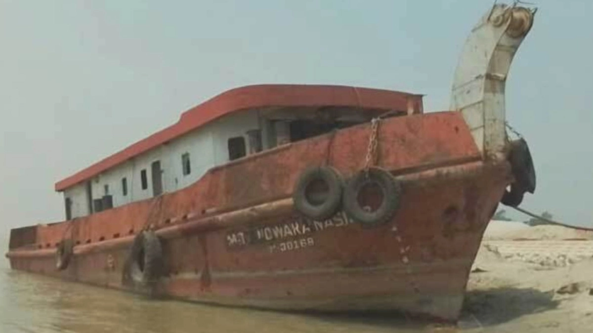 সিরাজগঞ্জে যমুনার তীরে চোরা জাহাজ, মালিককে খুঁজছে পুলিশ