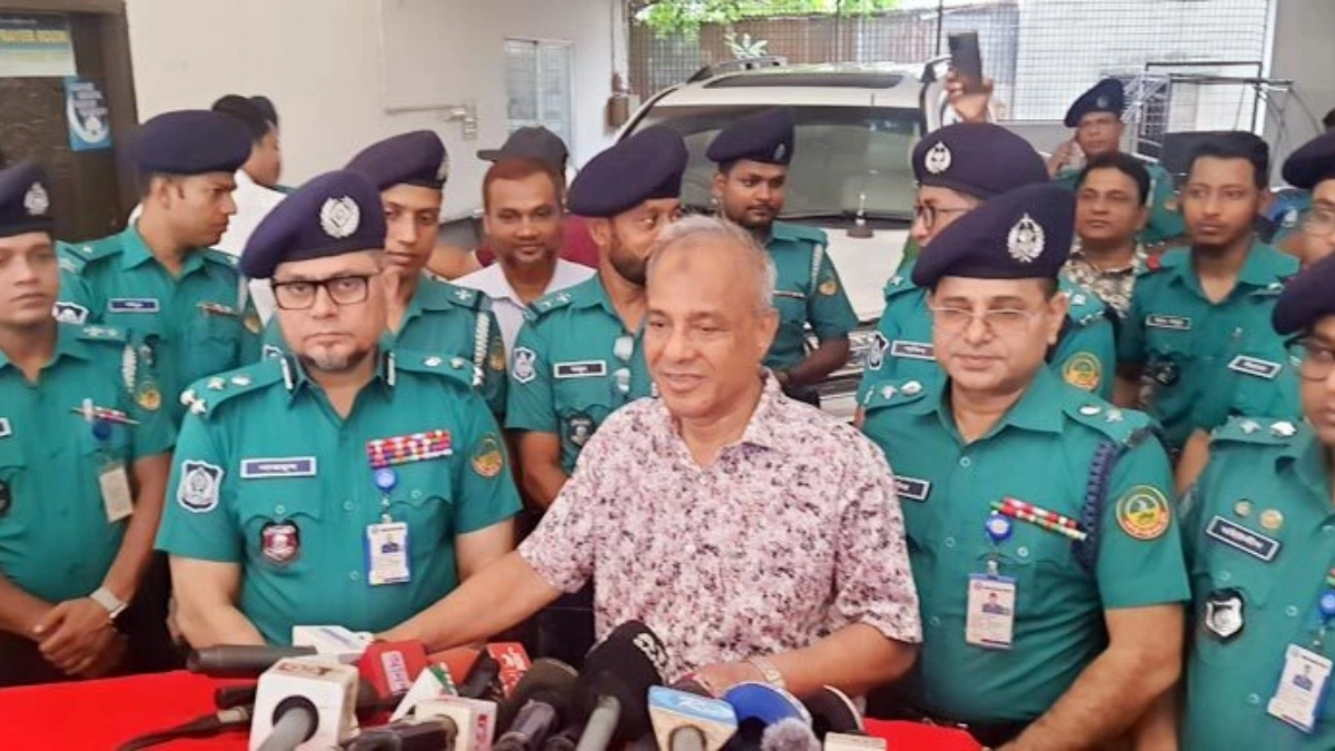 গাছা থানা পরিদর্শন শেষে সাংবাদিকদের সঙ্গে কথা বলেন স্বরাষ্ট্র উপদেষ্টা লেফটেন্যান্ট জেনারেল (অব.) মো. জাহাঙ্গীর আলম চৌধুরী। ছবি: সংগৃহীত
