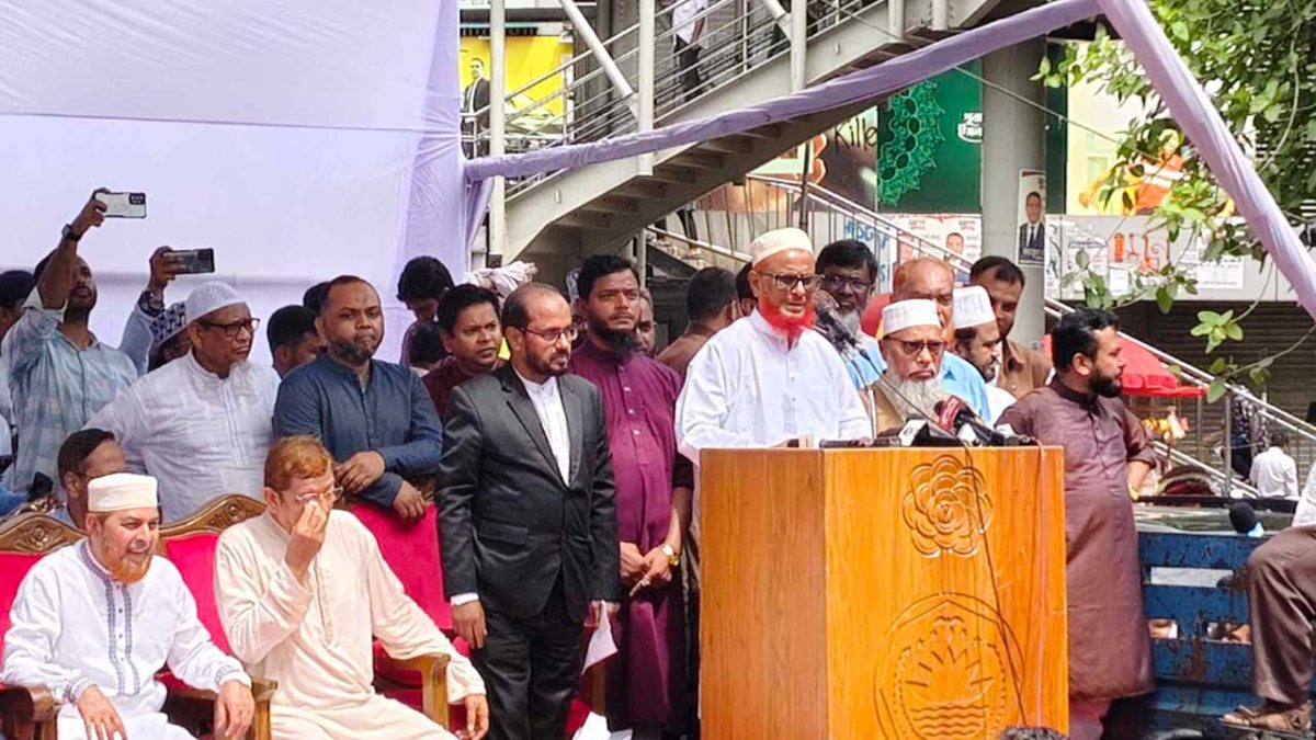 শাহবাগে আয়োজিত জনসভায় বক্তব্য রাখছেন জামায়াতে ইসলামীর সহকারী সেক্রেটারি জেনারেল এটিএম আজহারুল ইসলাম। ছবি: সংগৃহীত