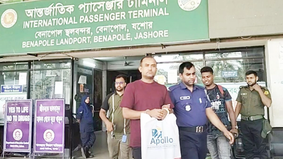 ভারতে পালানোর সময় কেন্দ্রীয় যুবলীগ নেতা গ্রেপ্তার
