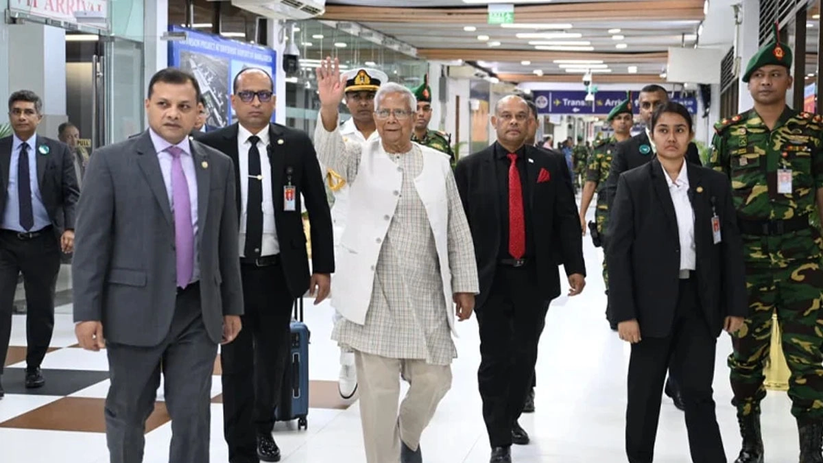 ঢাকার শাহজালাল আন্তর্জাতিক বিমানবন্দরে প্রধান উপদেষ্টা ড. মুহাম্মদ ইউনূস।   ছবি- সংগৃহীত