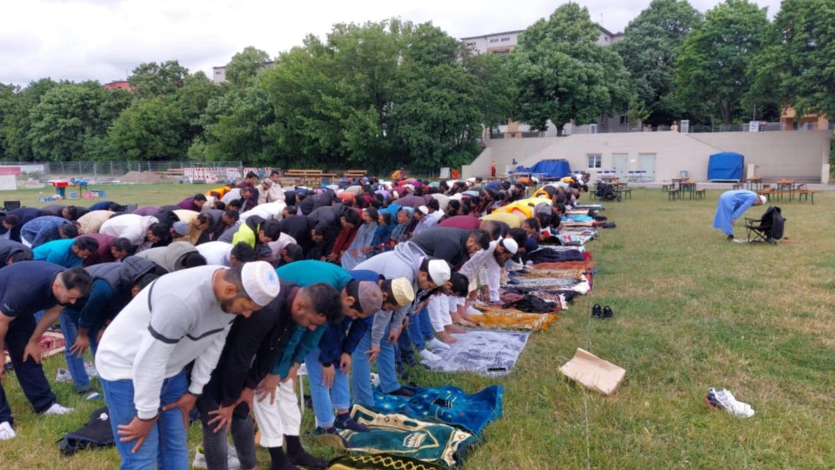 জার্মানিতে ঈদুল আজহা নামাজ আদায় করেন মুসল্লিরা। ছবি-রূপালী বাংলাদেশ