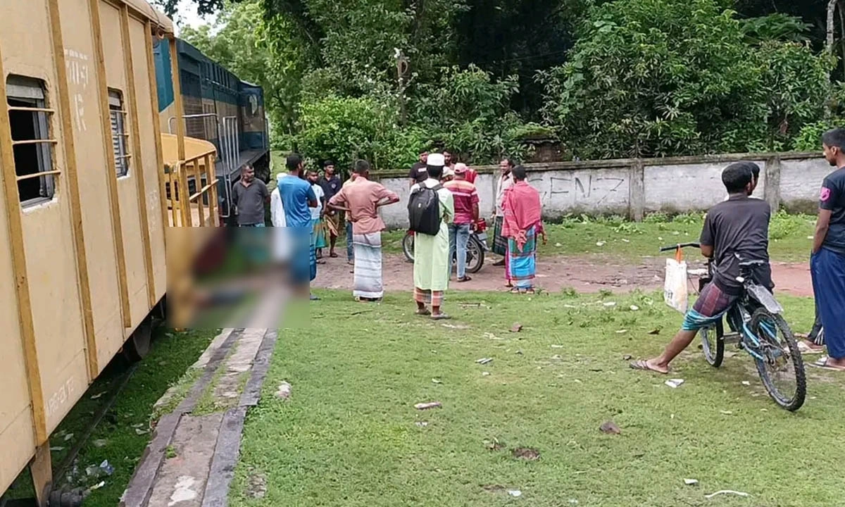 মালবাহী ট্রেনের নিচে পড়ে আছে মরদেহ।        ছবি- রূপালী বাংলাদেশ