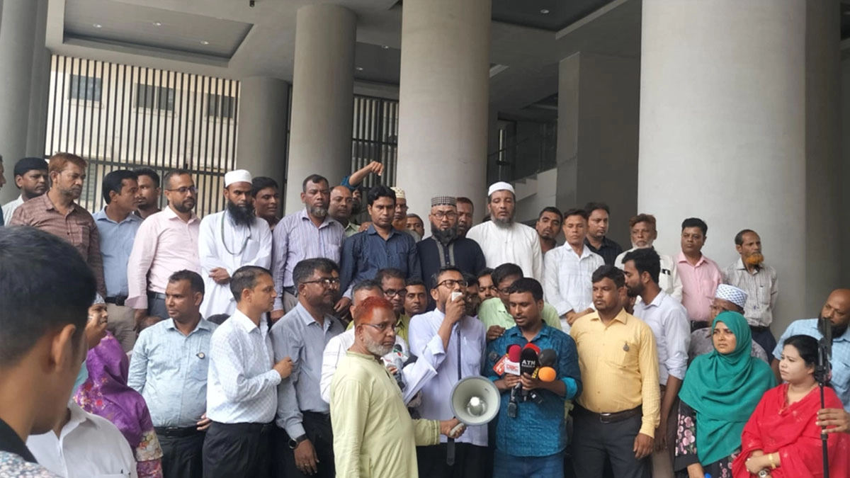 সচিবালয়ে বিক্ষোভরত কর্মচারীরা।      ছবি- সংগৃহীত