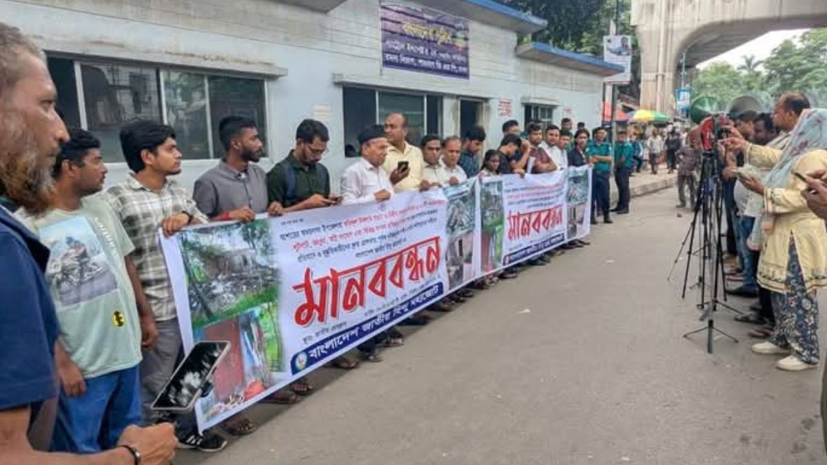 মশিহাটির সুন্দলীতে অগ্নিসংযোগের প্রতিবাদে জাতীয় প্রেস ক্লাবের সামনে মানববন্ধন হয়। ছবি-রূপালী বাংলাদেশ