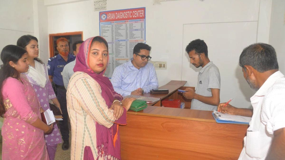 যশোরে ক্লিনিককে জরিমানা করেছে ভ্রাম্যমাণ আদালত। ছবি-রূপালী বাংলাদেশ