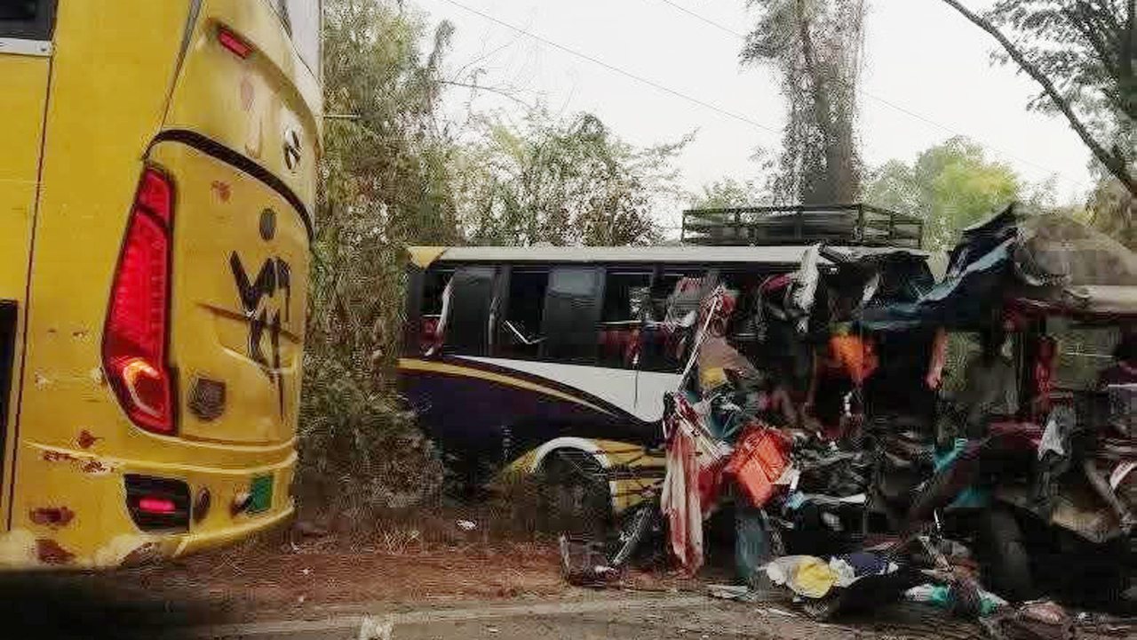 চট্টগ্রামে বাস-মিনিবাসের সংঘর্ষ, নিহত ৫