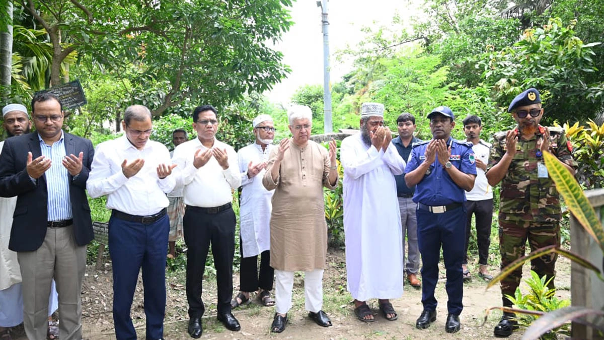 খুলনায় শহিদ সাকিব রায়হানের কবর জিয়ারত করলেন শিল্প উপদেষ্টা
