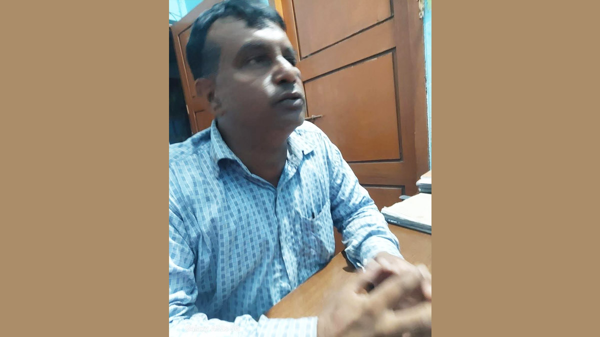 খাদ্য পরিদর্শক সুশান্ত কুমার মজুমদার। ছবি- রূপালী বাংলাদেশ