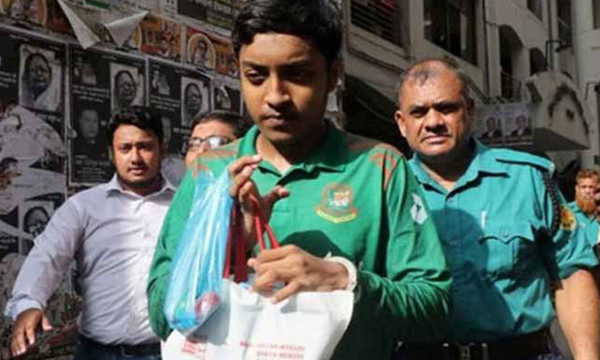 হাতকড়া পরিয়ে ফাইয়াজকে আদালতে হাজির করে সাত দিনের রিমান্ডে নিয়েছিল পুলিশ।      ছবি- সংগৃহীত