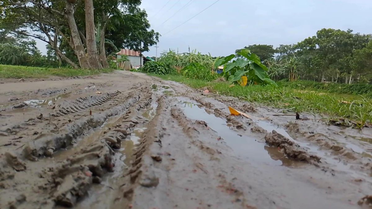 হোসেনপুরে রাস্তার বেহাল দশায় ব্যাহত হচ্ছে বাসিন্দাদের স্বাভাবিক যাতায়াত। ছবি- রূপালী বাংলাদেশ