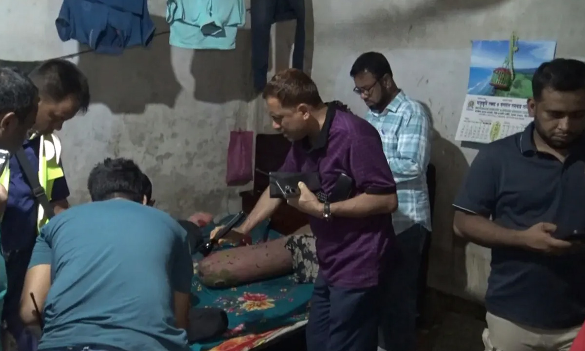 গভীর রাতে ৯৯৯-এ খবর পেয়ে ঘটনাস্থল থেকে মরদেহ উদ্ধার করে পুলিশ।   ছবি- রূপালী বাংলাদেশ