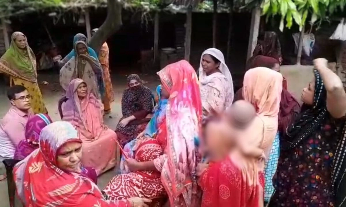 নিহতদের বাড়িতে প্রতিবেশীেরা। ছবি- রূপালী বাংলাদেশ