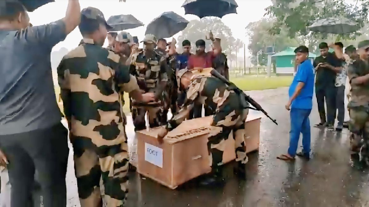 কুলাউড়ায় বিএসএফের গুলিতে নিহত প্রদীপ বৈদ্যের মরদেহ হস্তান্তর করা হয়। ছবি-রূপালী বাংলাদেশ