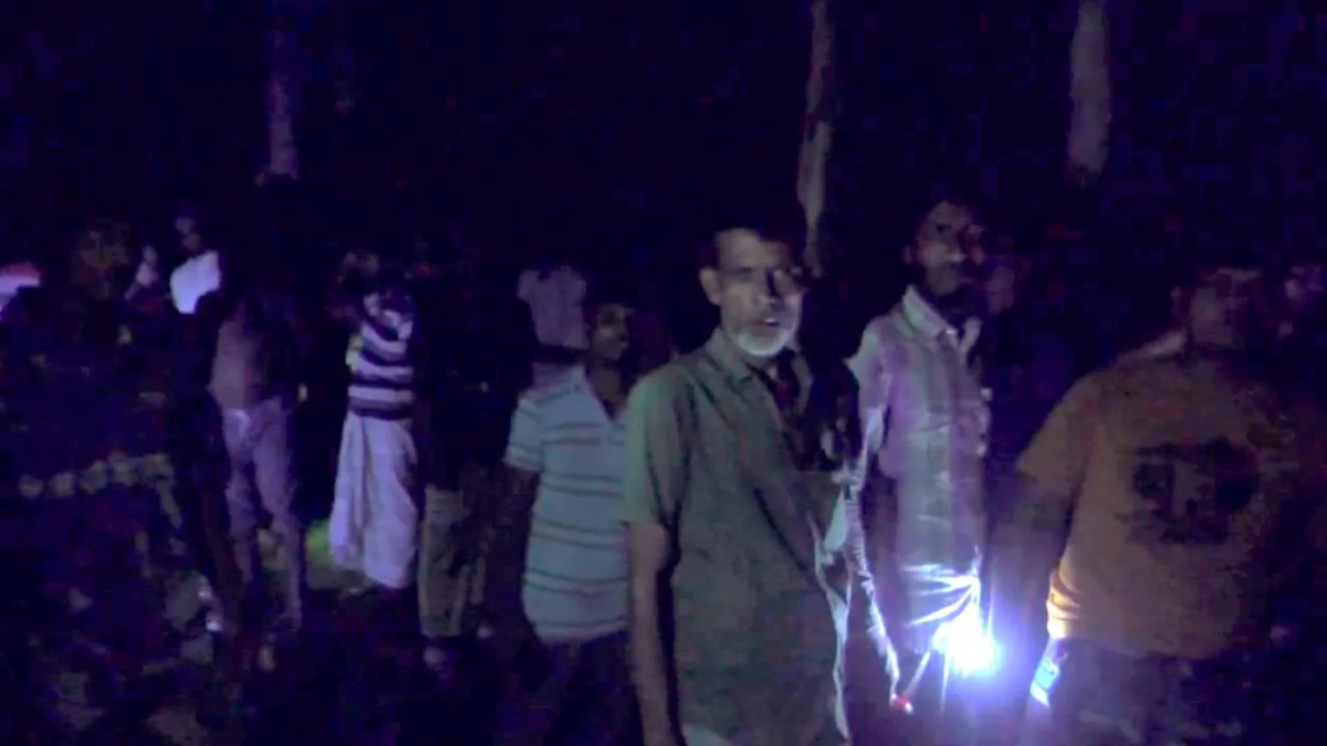 পুশইন ঠেকাতে সীমান্তে রাতভর পাহারা দেয় হাজারো স্থানীয়রা। ছবি: সংগৃহীত