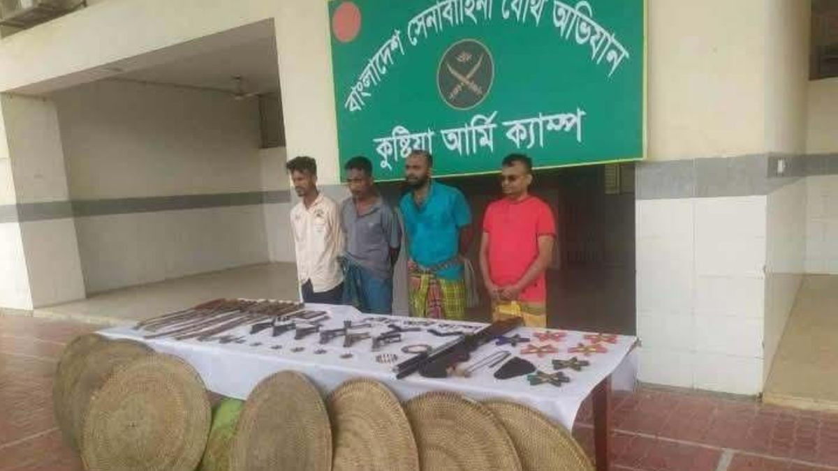 কুষ্টিয়ার নিজ বাড়ি থেকে অস্ত্রসহ সন্ত্রাসী জাহাঙ্গীর ও তার তিন সহযোগীকে গ্রেপ্তার করেছে পুলিশ। ছবি-রূপালী বাংলাদেশ