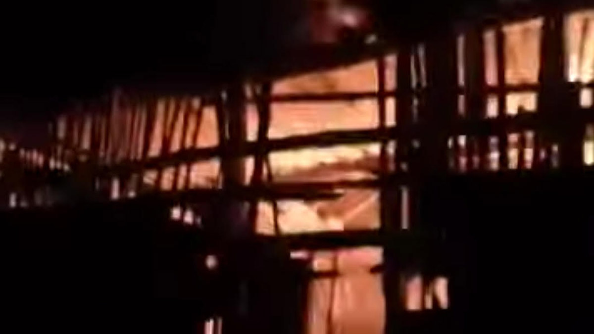 ভেড়ামারায় স্বেচ্ছাসেবক দলের এক নেতার বাড়িতে হামলা ও অগ্নিসংযোগ। ছবি- রূপালী বাংলাদেশ