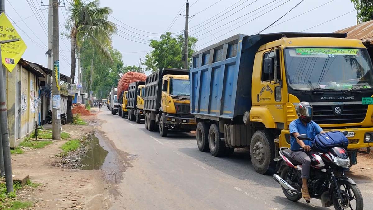 ট্রেন চালুর দাবিতে লালমনিরহাটে সড়ক অবরোধ, স্থবির যোগাযোগ ব্যবস্থা