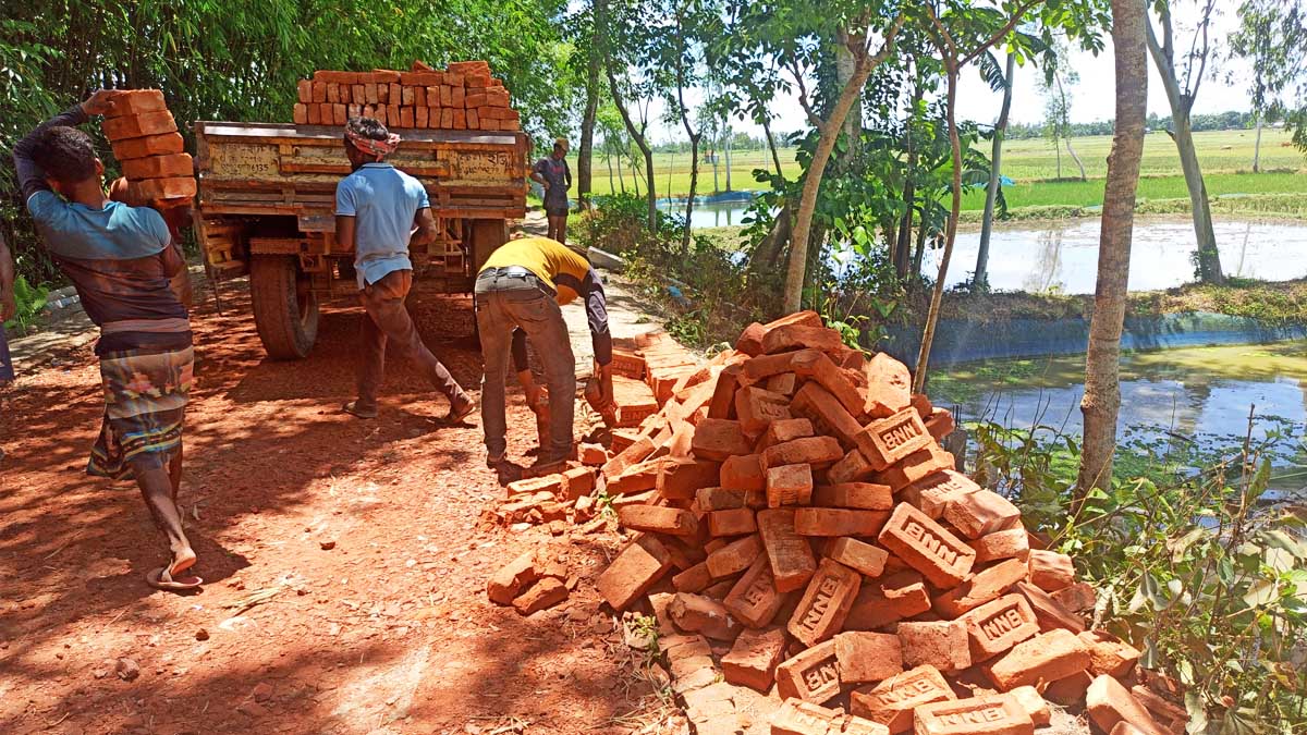 প্রতিবাদের মুখে ঠিকাদারি প্রতিষ্ঠান স্টক করা ইট সরিয়ে নিচ্ছে