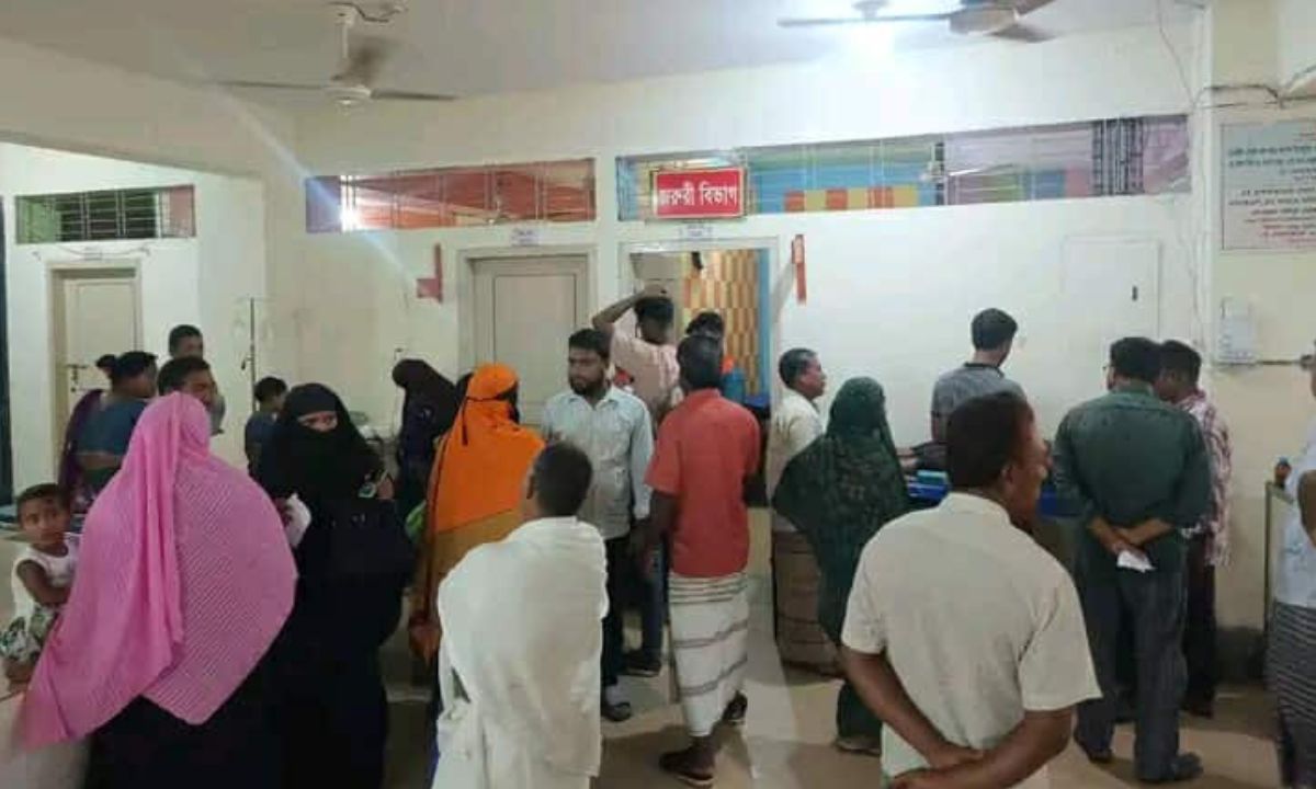 হাতীবান্ধা উপজেলা স্বাস্থ্য কমপ্লেক্সে কিশোরের মৃত্যুর খবরে ভিড় করছেন স্বজনরা। ছবি- রূপালী বাংলাদেশ