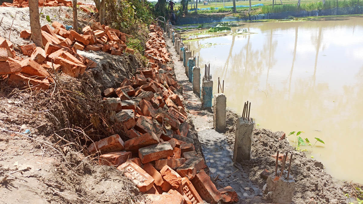 নিম্নমানের ইট দিয়ে নির্মাণাধীন প্লাসাইটিং।     ছবি- রূপালী বাংলাদেশ