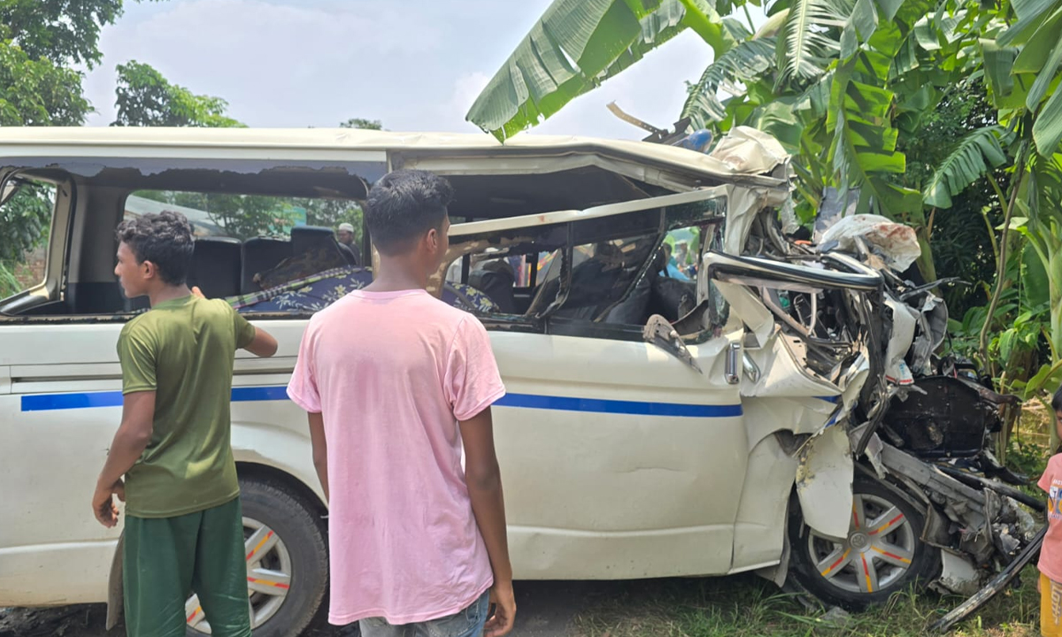আজ দুপুর ১২টার দিকে চারঘাটের রাওথা কলেজ মোড়ে দুর্ঘটনা ঘটে। ছবি- সংগৃহীত