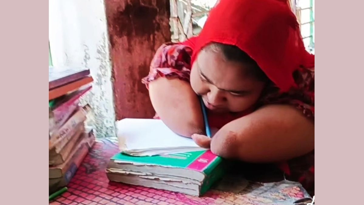 লিতুন জিরা টেবিলে বসে লিখছেন। ছবি- রূপালী বাংলাদেশ