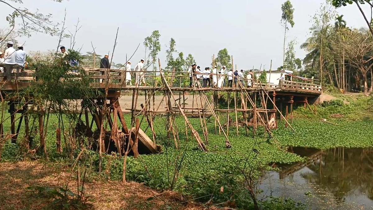 ভাঙা সেতুর স্থলে বাঁশের সাঁকো নির্মাণ করে চলাচল করছেন লক্ষ্মীপুর সদর ও  বেগমগঞ্জ উপজেলার মানুষ। ছবি- রূপালী বাংলাদেশ