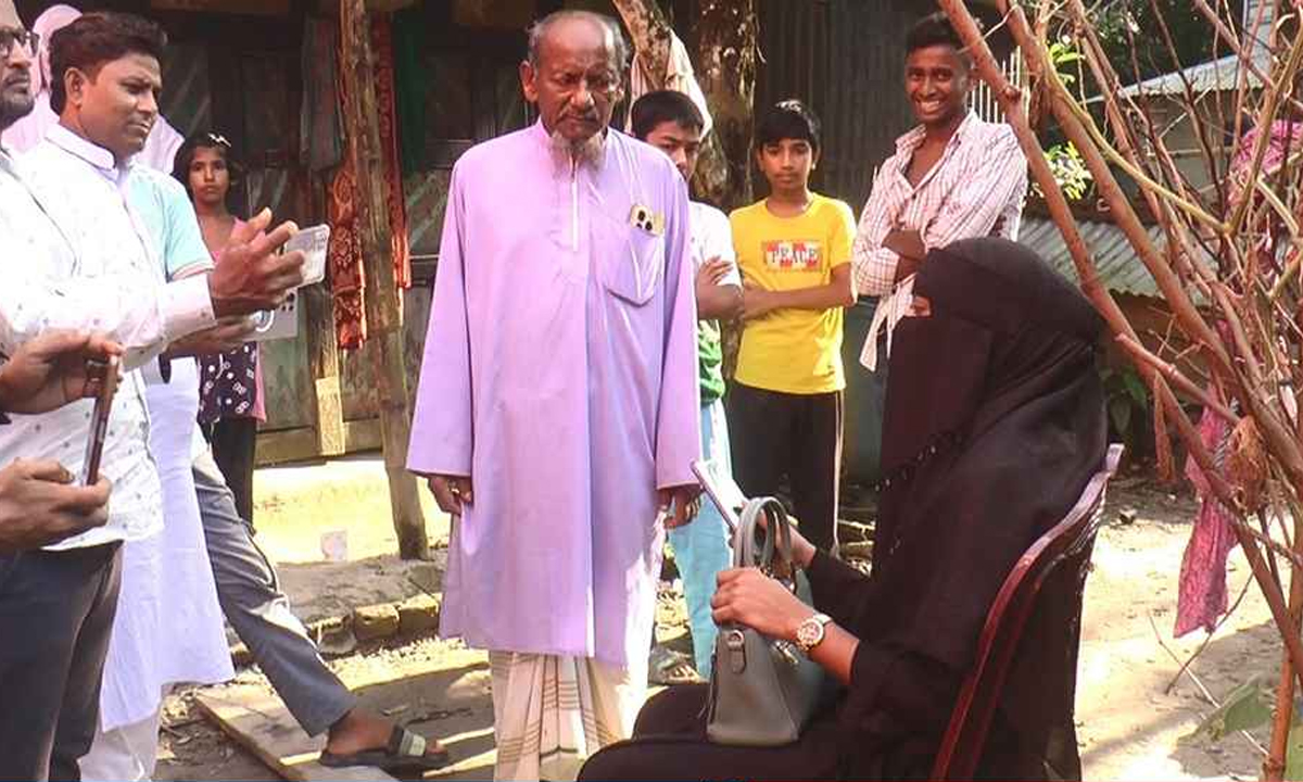বিয়ে না করায় প্রেমিকের বাড়িতে অনশনে বসেছেন  ২২ বছরের এক তরুণী। ছবি- সংগৃহীত