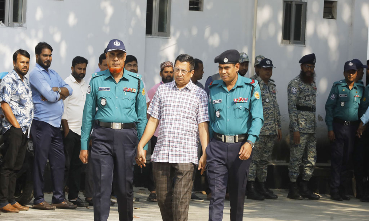 ট্রাইব্যুনালে প্রবেশ করেন সাবেক আইজিপি চৌধুরী আব্দুল্লাহ আল মামুন। ছবি- সংগৃহীত