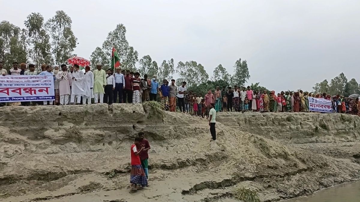 শিবালয়ে নদীভাঙন রোধে বেড়িবাঁধ নির্মাণের দাবিতে মানববন্ধন করেন এলাকাবাসী। ছবি-রূপালী বাংলাদেশ
