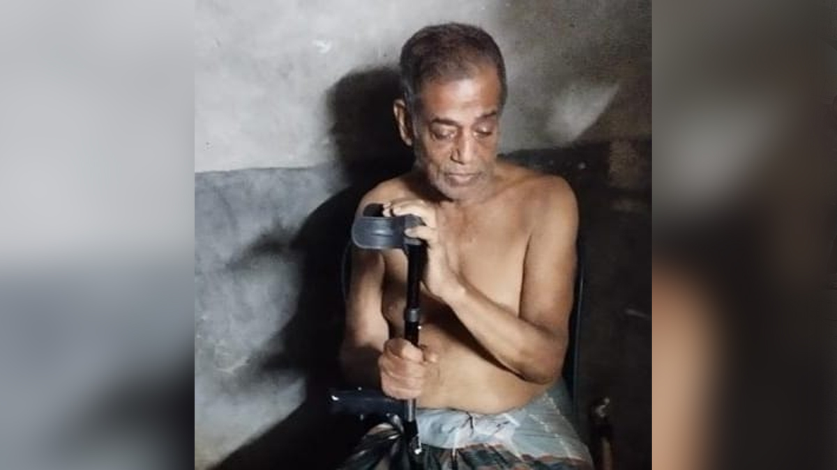 মদ তৈরিকারক ও বিক্রেতা শেখ মোসলেম আলি।  ছবি - রূপালী ফটো